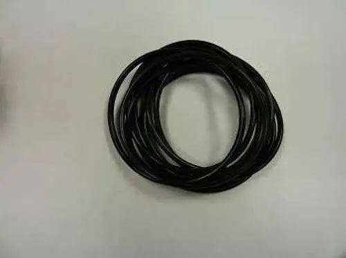 Schwarzer O-Ring, aufgerollt, auf einheitlichem Hintergrund. Geeignet für industrielle Anwendungen, möglicherweise von der Marke Remeha.